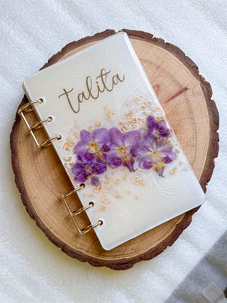 Caderno de resina com orquídeas eternizadas